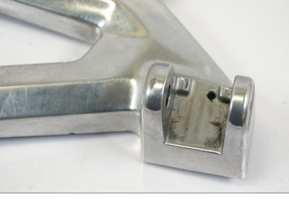 Höger sida på Fotpinnefäste från en Triumph Trident -2021 motorcykel.