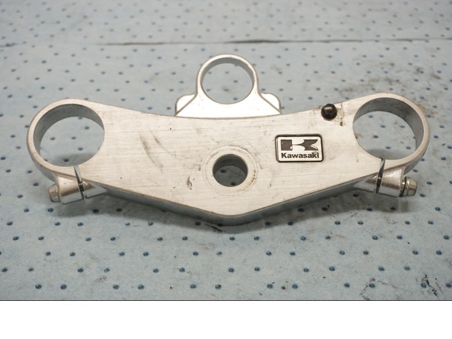 Framsidan på Gaffelkrona från en Kawasaki ZX-6R -2000 motorcykel.