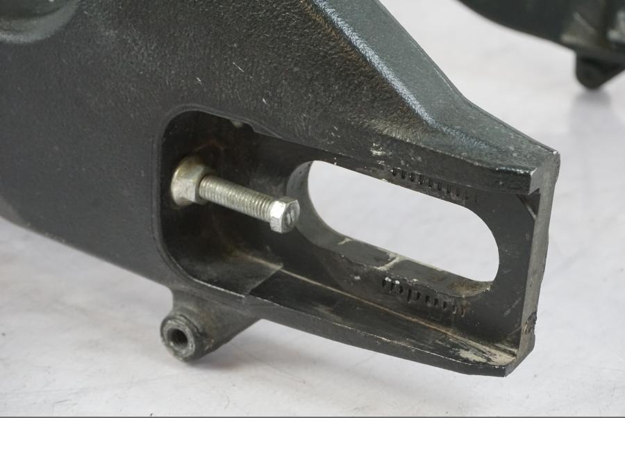 Vänster sida på Sving från en Suzuki GSX-S 1000 -2017 motorcykel.