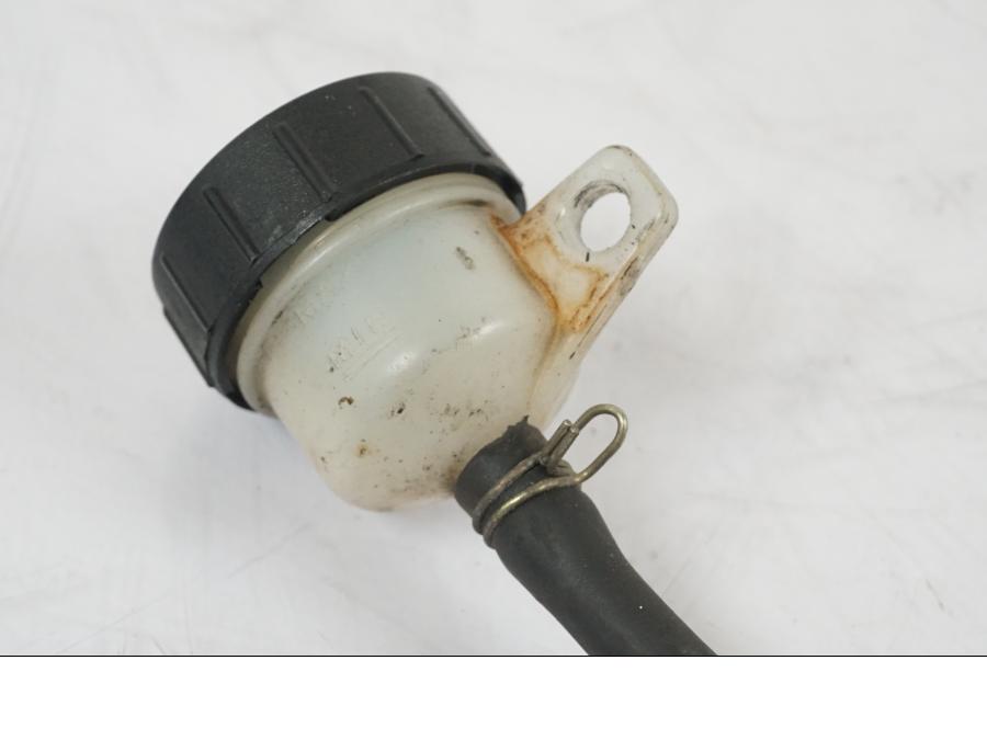 Baksidan på Bromshuvudcylinder från en Aprilia RS 125 -2000 motorcykel.