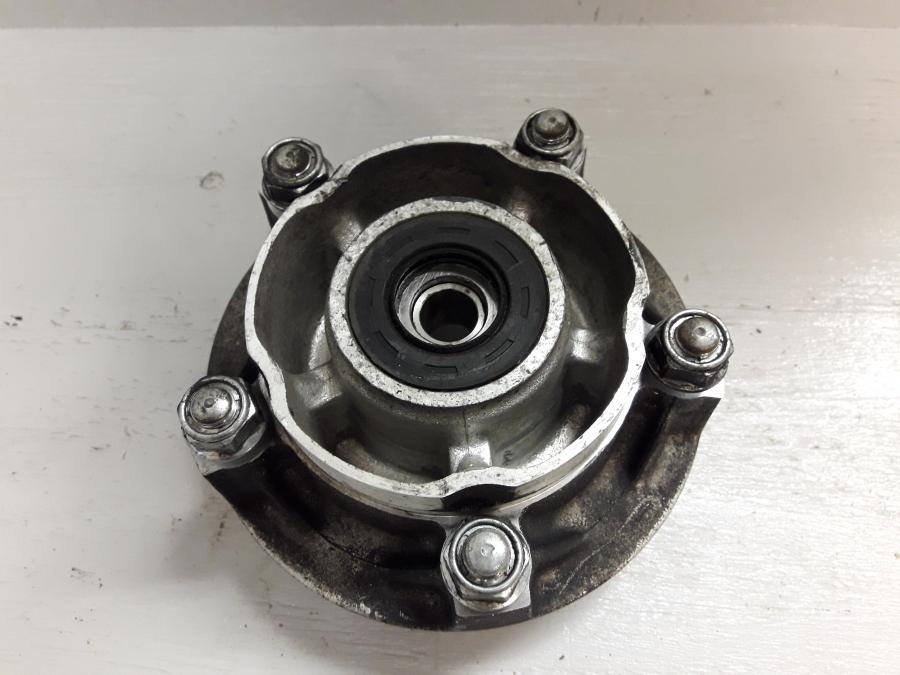 Framsidan på Drevfäste från en Honda CB 600 Hornet -2001 motorcykel.