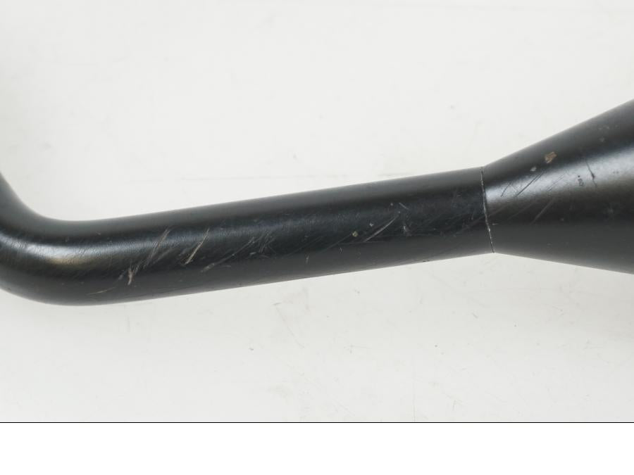 Snett uppifrån på Backspegel från en Kawasaki Z 125 -2023 motorcykel.