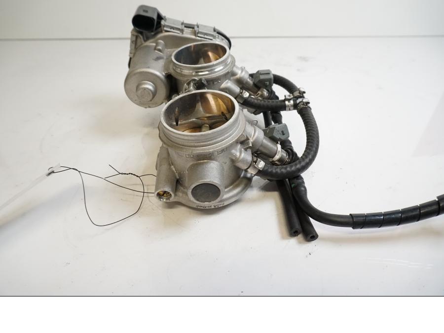 Vänster sida på Spjällhus från en Aprilia Tuono V4R -2018 motorcykel.