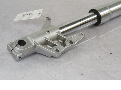 Extrabild1 på Gaffelben från en Suzuki VZ 800 -2000 motorcykel.