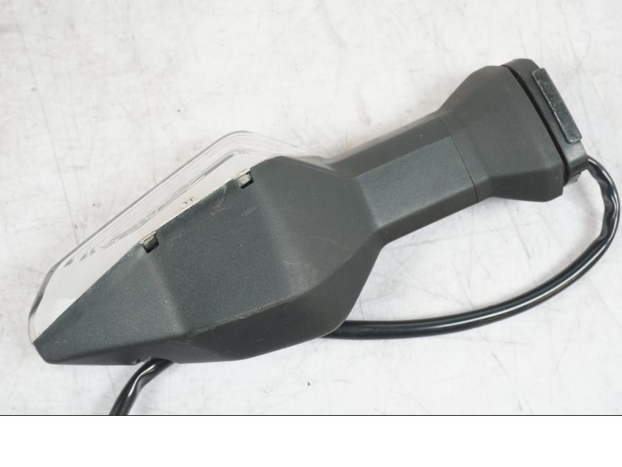 Snett nerifrån på Blinkers från en Kawasaki Z 900 -2018 motorcykel.