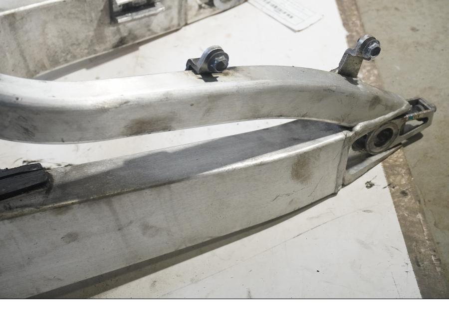 Vänster sida på Sving från en Honda CBR 900 RR -1999 motorcykel.