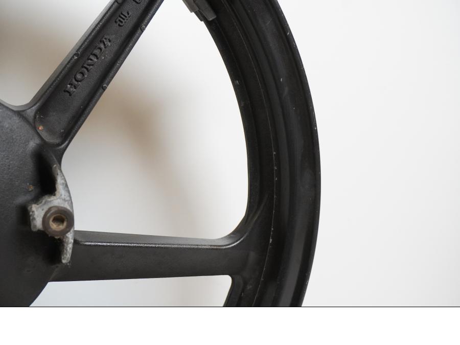 Vänster sida på Fälg från en Honda CBR 125 R -2008 motorcykel.