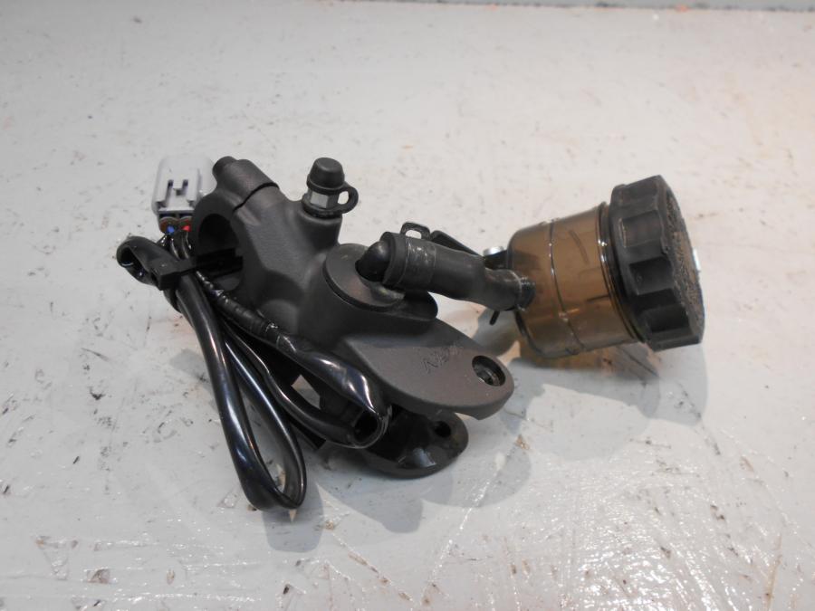 Framsidan på Bromshuvudcylinder från en Kawasaki Ninja H2 -2018 motorcykel.