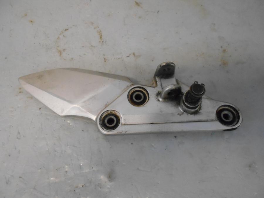 Framsidan på Fotpinnefäste från en Suzuki GSX 1400 -2003 motorcykel.