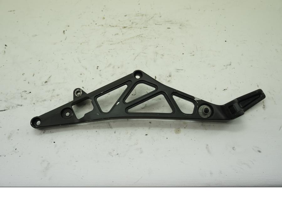 Framsidan på Fotpinnefäste från en Suzuki GSX 1100 EF -1985 motorcykel.