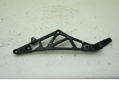 Framsidan på Fotpinnefäste från en Suzuki GSX 1100 EF -1985 motorcykel.