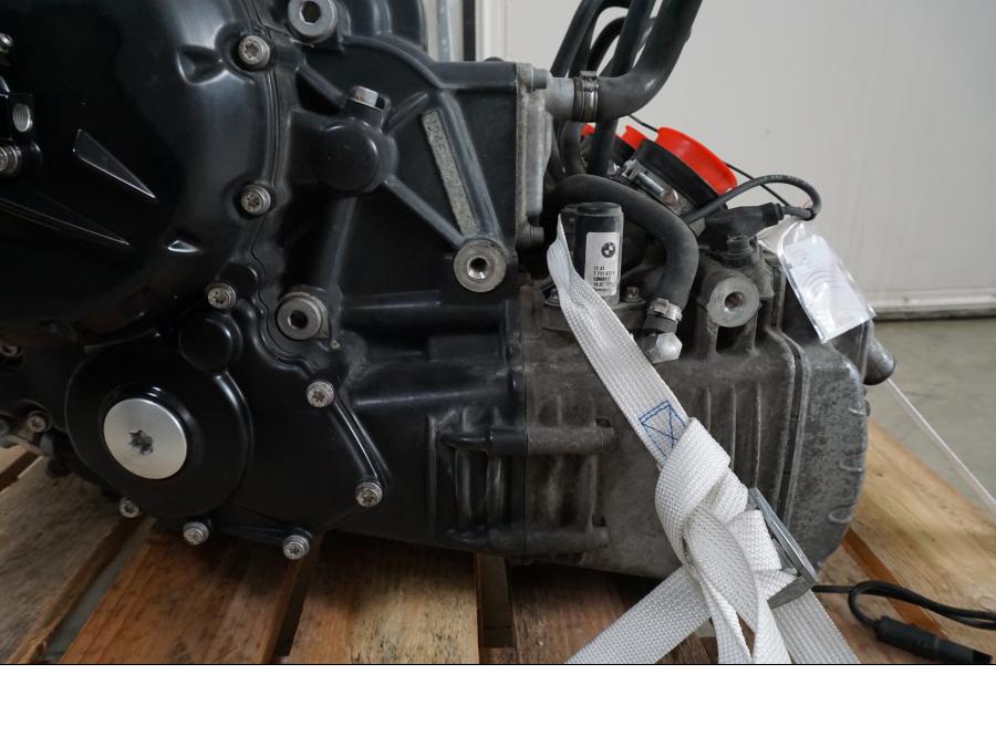 Höger sida på Motor från en BMW K 1200 S -2007 motorcykel.