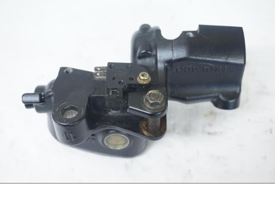 Höger sida på Bromshuvudcylinder från en Triumph Bonneville -2001 motorcykel.