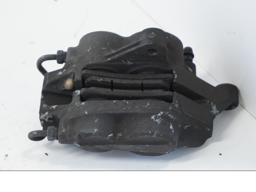 Snett nerifrån på Bromsok från en Yamaha YZF 1000 R -1997 motorcykel.