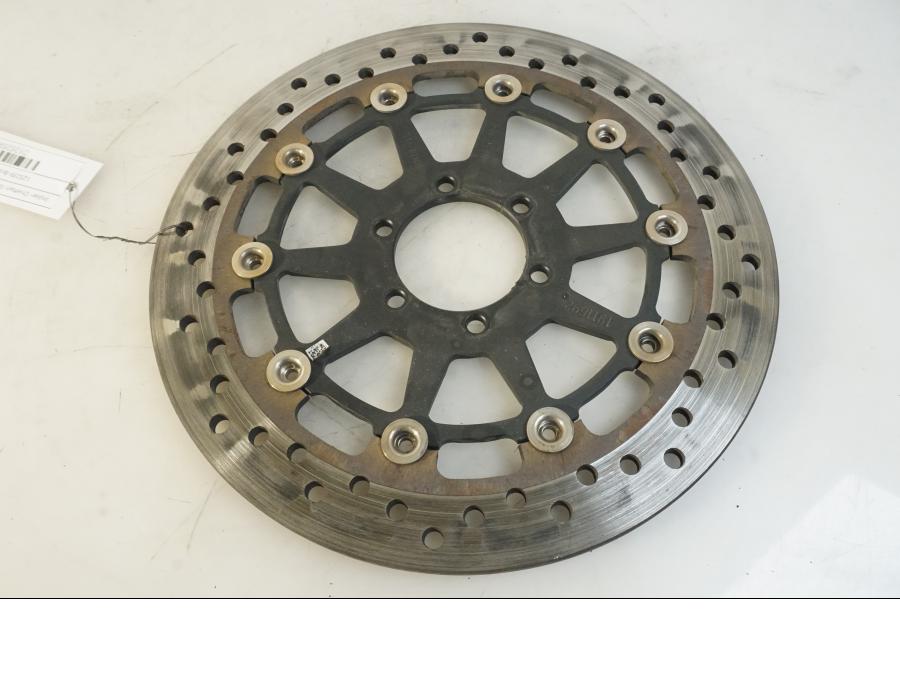 Framsidan på Bromsskiva från en Indian Chieftain Dark Horse -2019 motorcykel.