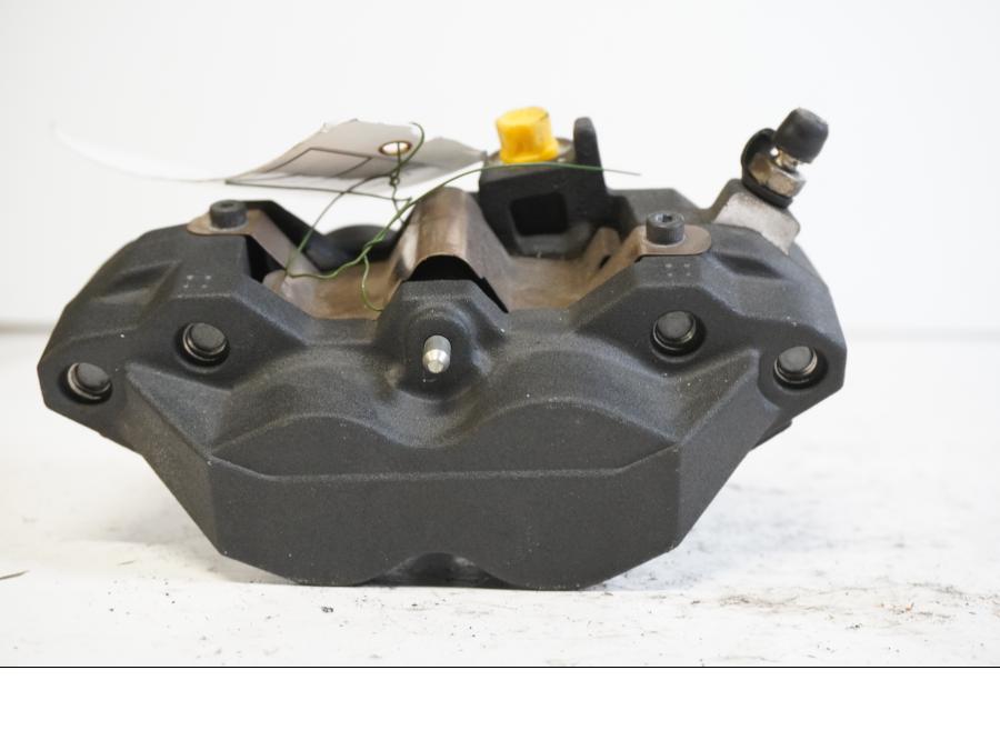 Baksidan på Bromsok från en Kawasaki Versys 1000 -2012 motorcykel.