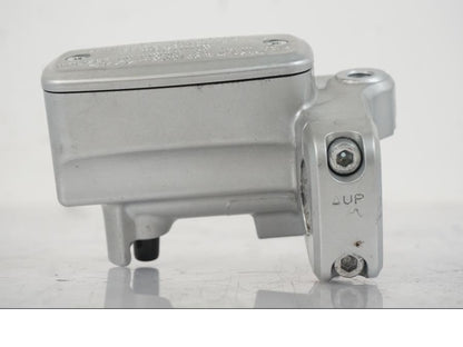 Vänster sida på Bromshuvudcylinder från en Suzuki VZR 1800 -2009 motorcykel.