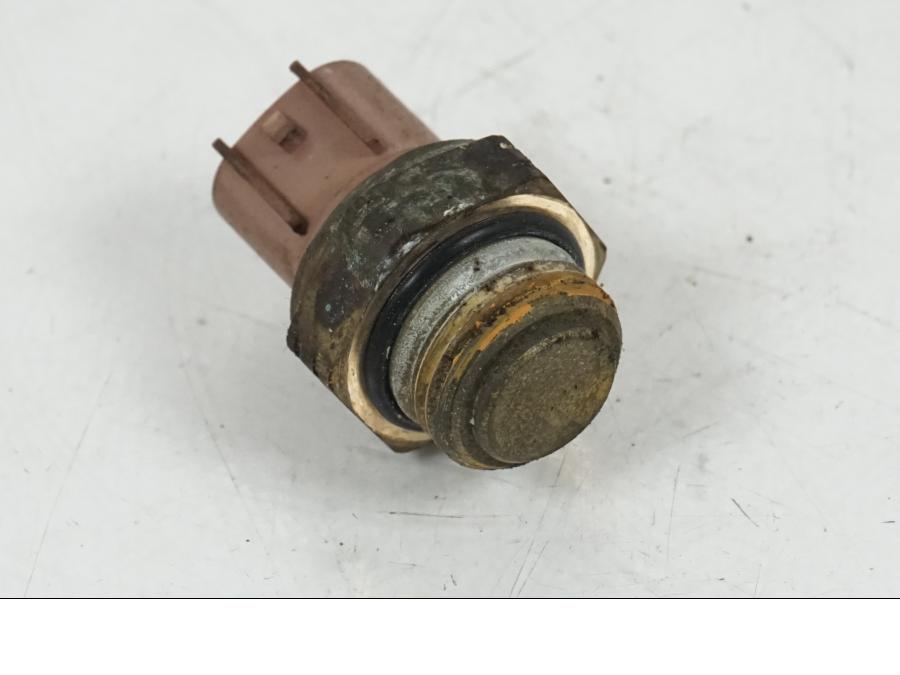 Extrabild1 på Vattentermostatgivare från en Kawasaki Z 750 -2006 motorcykel.