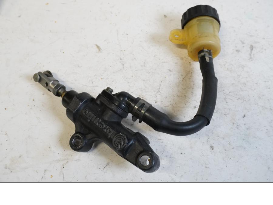 Framsidan på Bromshuvudcylinder från en Yamaha YZF R6 -2001 motorcykel.