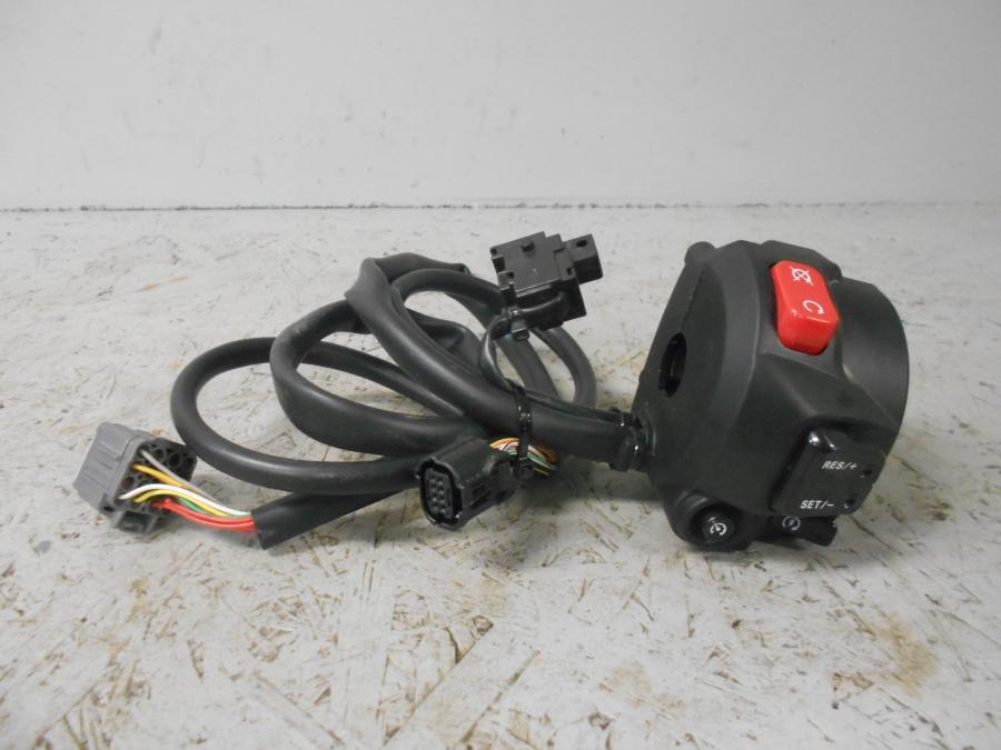 Baksidan på Styrelreglage från en Triumph Tiger 800 -2016 motorcykel.