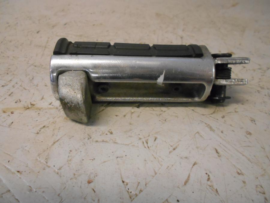 Baksidan på Fotpinne från en Suzuki VZ 1600 -2004 motorcykel.