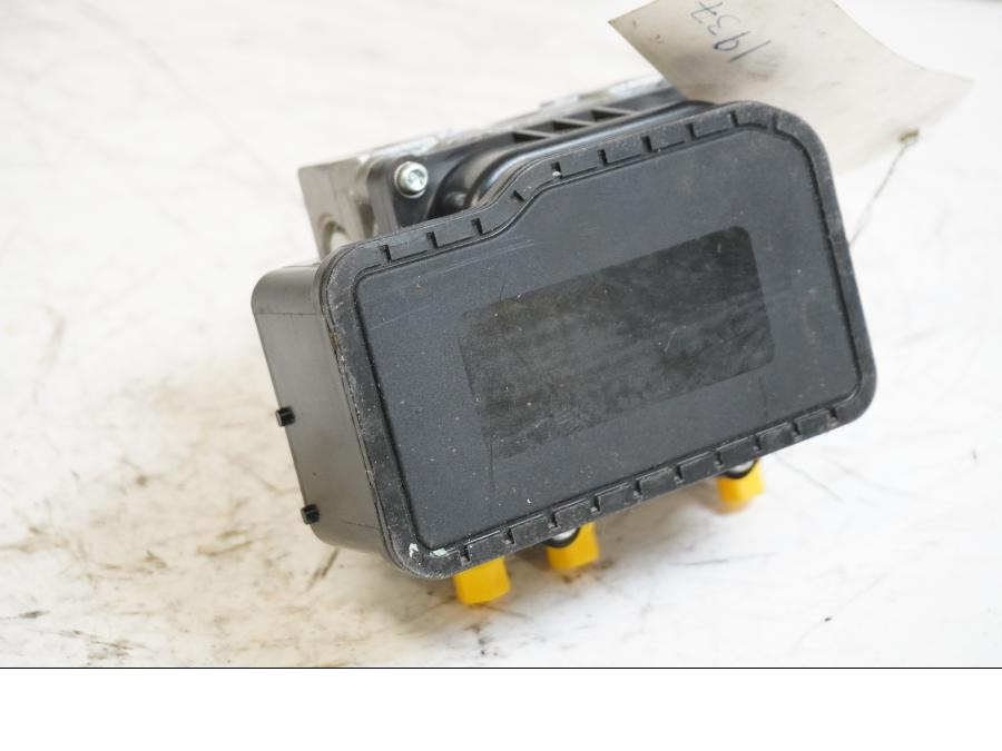 Höger sida på ABS Modulator från en Honda CB 600 Hornet -2007 motorcykel.