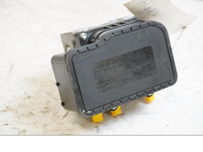 Höger sida på ABS Modulator från en Honda CB 600 Hornet -2007 motorcykel.