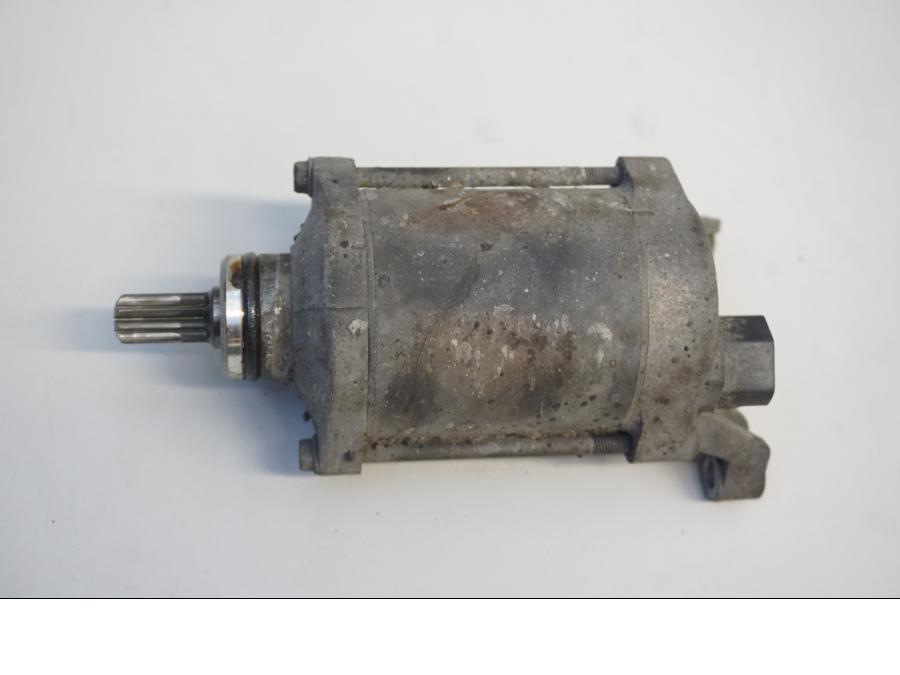 Framsidan på Startmotor från en Suzuki SFV 650 A Gladius -2012 motorcykel.