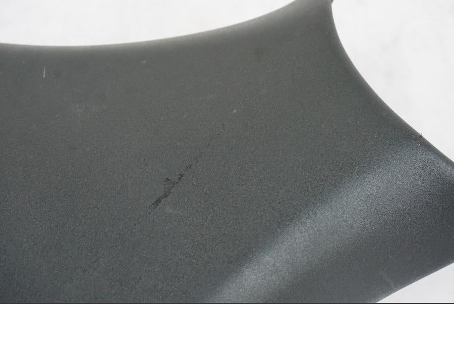 Vänster sida på Sadel från en Kawasaki ZX-6R -2011 motorcykel.