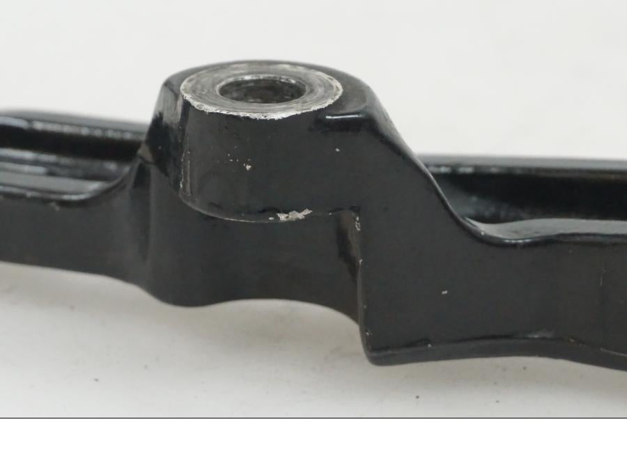 Snett nerifrån på Bromsoksfäste från en Yamaha FZR 1000 -1993 motorcykel.