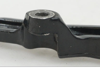 Snett nerifrån på Bromsoksfäste från en Yamaha FZR 1000 -1993 motorcykel.