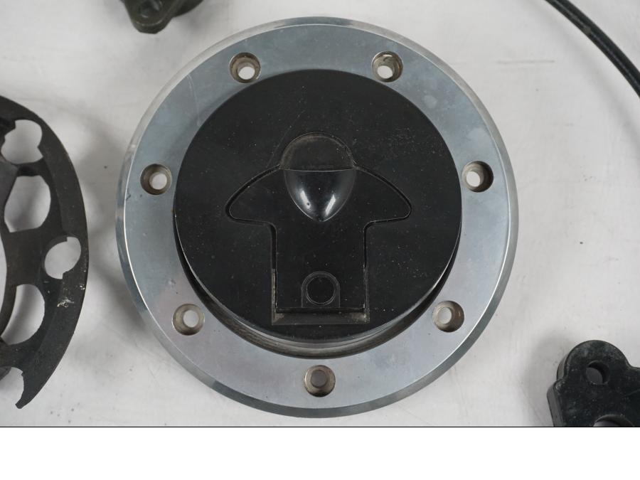 Vänster sida på <p>Låssats från Kawasaki ZXR 400 1992.</p>

<p>Tändningslås, tanklock, sadellås och 2st nycklar.</p> motorcykel.