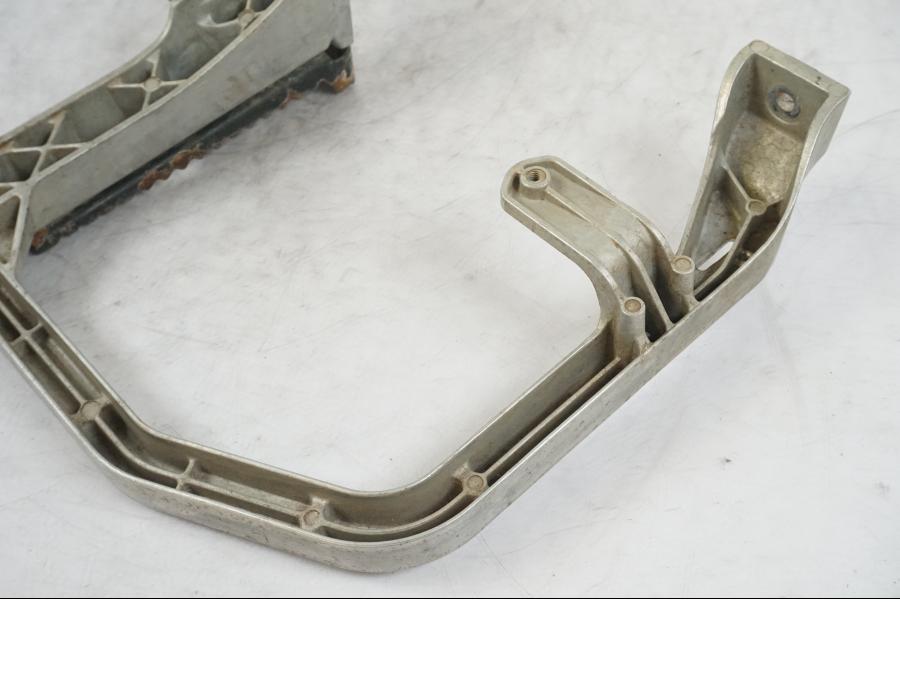 Extrabild5 på Fotpinnefästesbåge från en Suzuki LTA 750 XP E -2009 motorcykel.