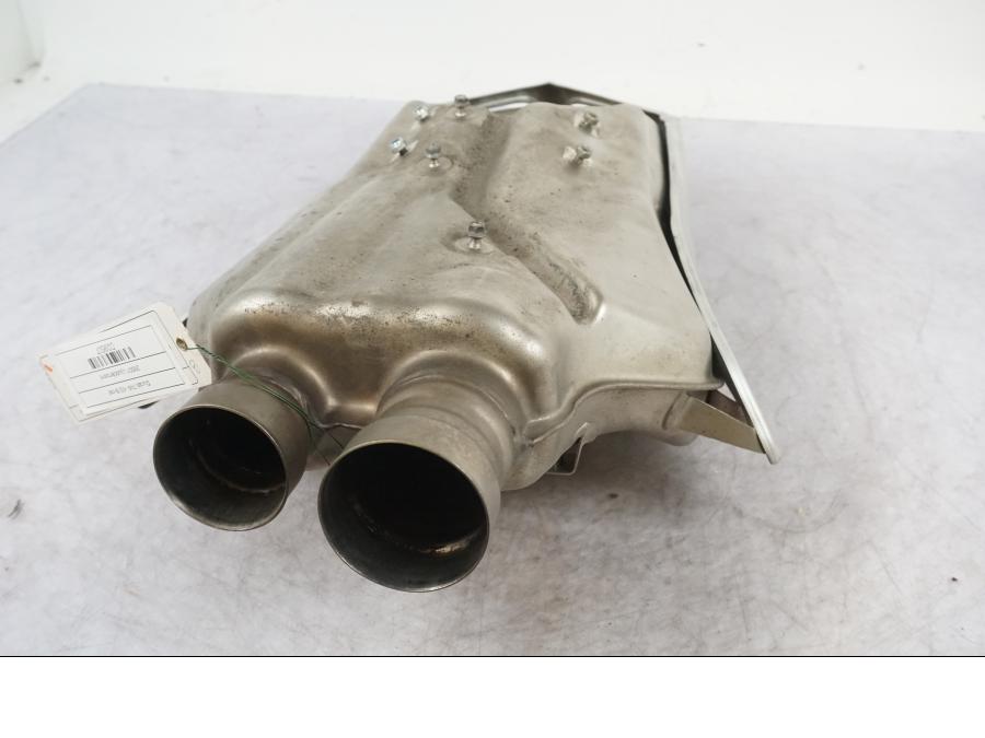 Snett uppifrån på Ljuddämpare från en Ducati 749 -2003 motorcykel.