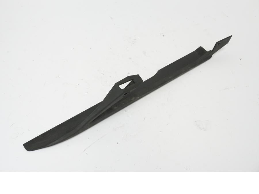 Snett uppifrån på Kedjeskydd från en KTM 690 Duke -2016 motorcykel.