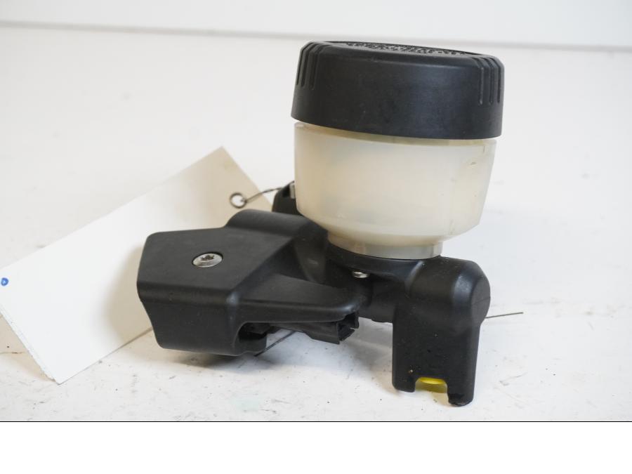 Framsidan på Bromshuvudcylinder från en BMW K 1200 R -2006 motorcykel.