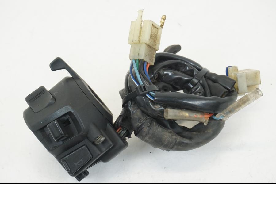 Framsidan på Styrelreglage från en Honda CB 750 -2002 motorcykel.