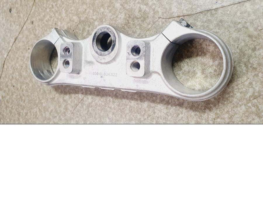 Snett nerifrån på Gaffelkrona från en Husaberg FE 450 -2006 motorcykel.