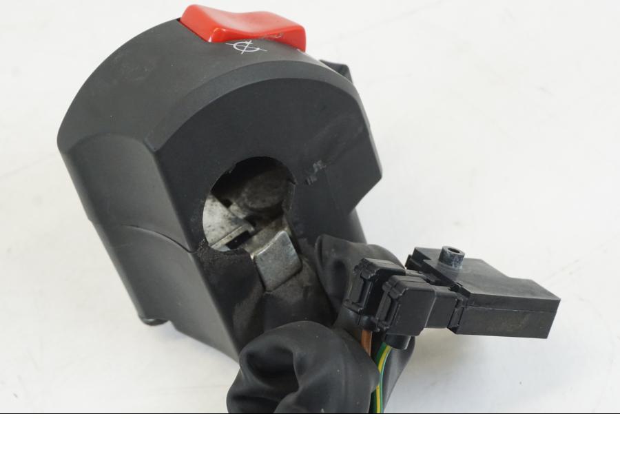 Snett nerifrån på Styrelreglage från en Yamaha YZF 1000 R1 -2009 motorcykel.