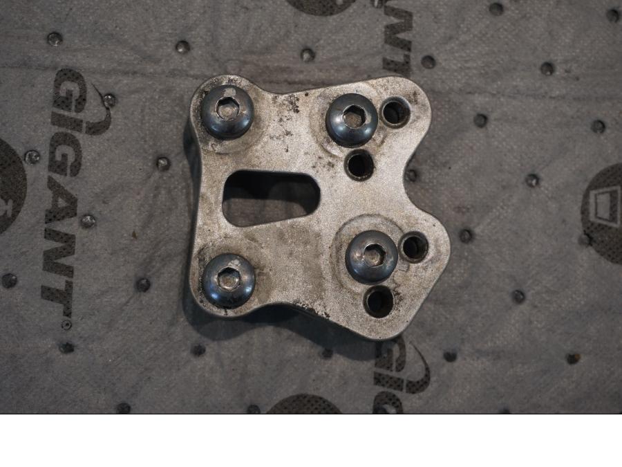 Framsidan på Fotpinnefäste inre från en Suzuki GSX-R 1000 -2008 motorcykel.