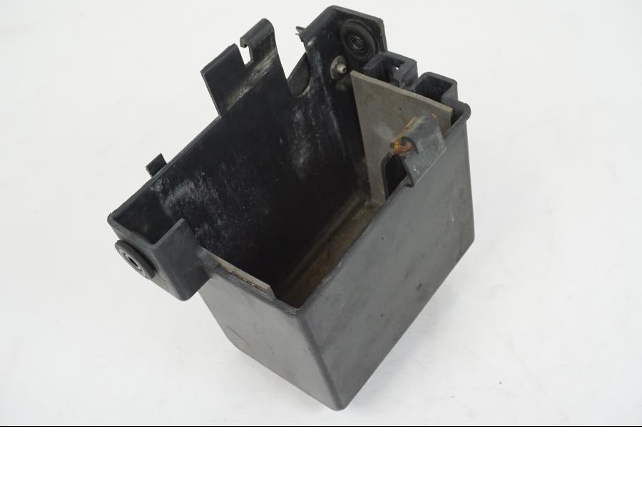 Framsidan på Batterihållare från en Yamaha FZR 1000 -1990 motorcykel.