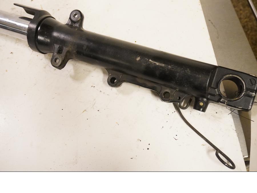 Höger sida på Gaffelben från en Kawasaki ZR-X 1200 S -2001 motorcykel.