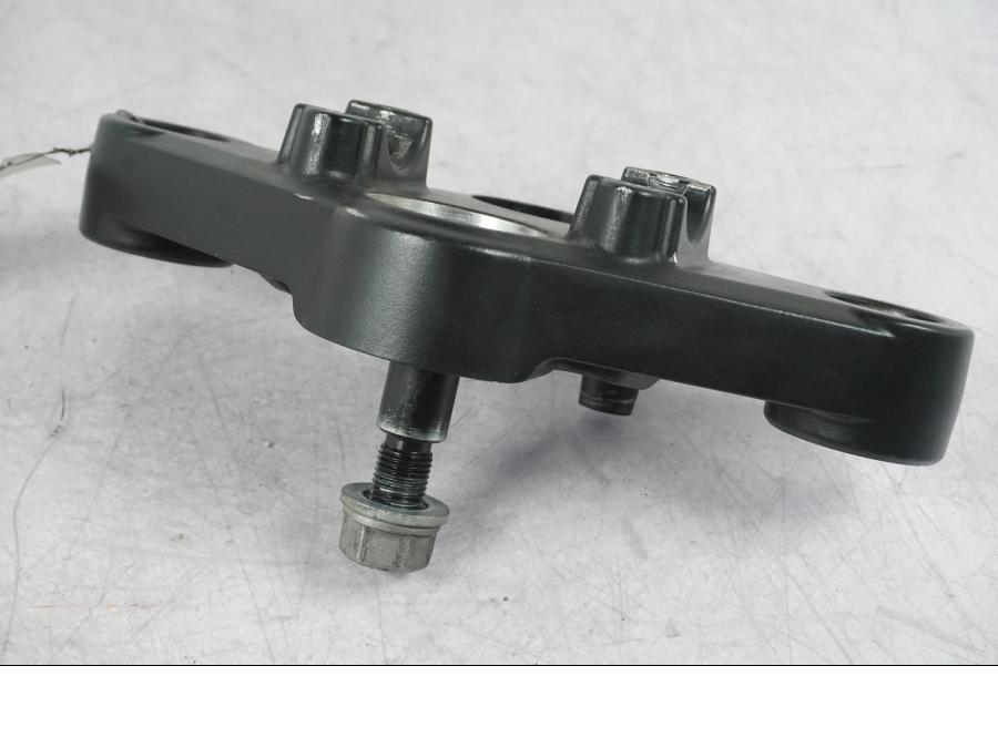 Baksidan på Gaffelkrona från en BMW R 1200 GS -2005 motorcykel.