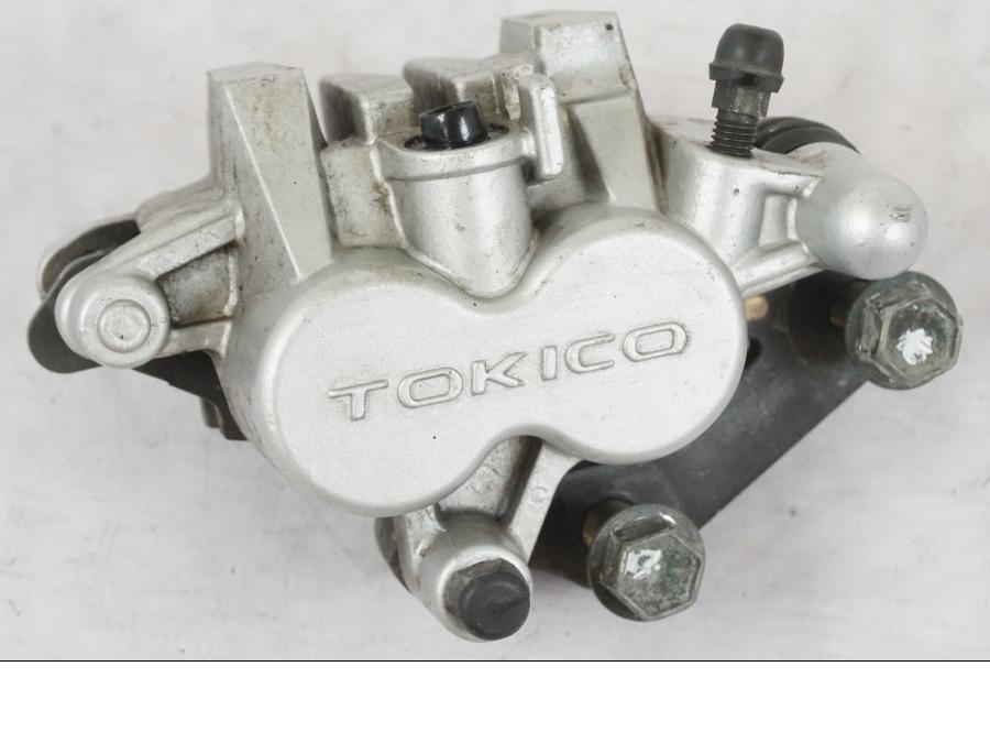 Baksidan på Bromsok från en Suzuki VL 800 -2002 motorcykel.