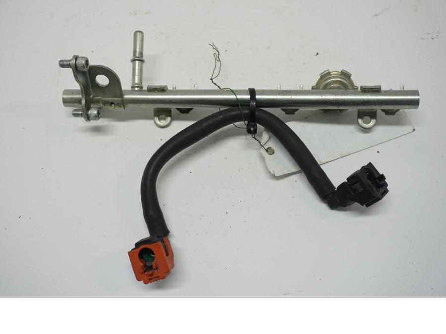 Framsidan på Fuel Rail från en Yamaha FZ1-SA -2007 motorcykel.