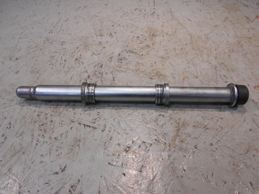 Framsidan på Axel från en Yamaha XV 1600 -2000 motorcykel.