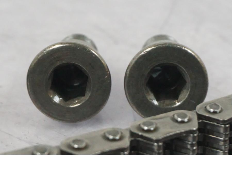 Höger sida på Kamkedja från en KTM 1190 Adventure -2015 motorcykel.