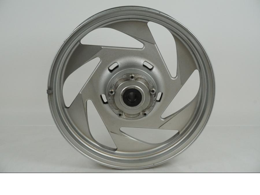 Baksidan på Fälg från en Suzuki VZR 1800 -2007 motorcykel.