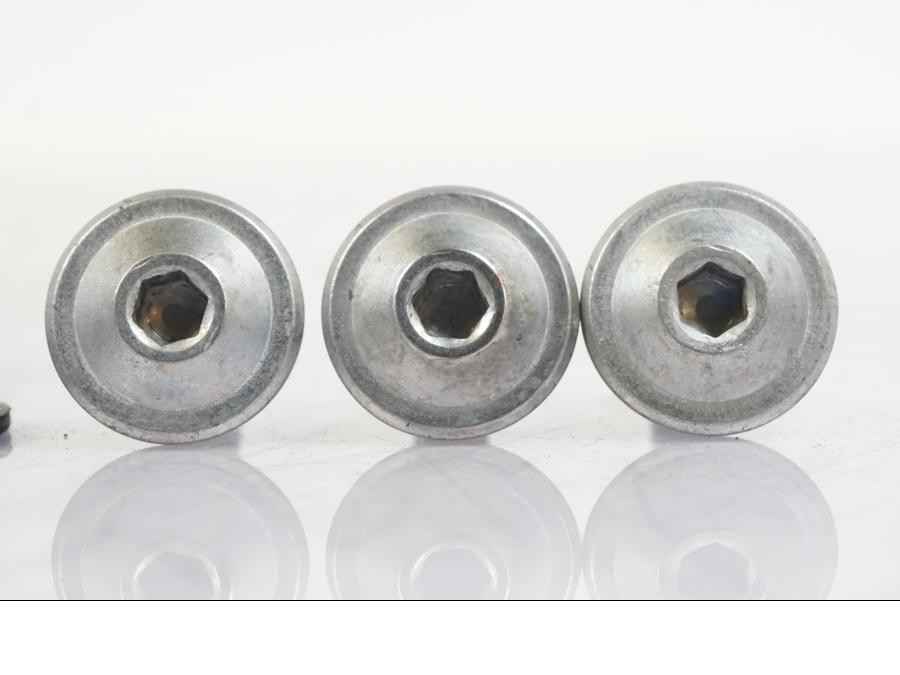 Höger sida på Fotpinnefäste från en Suzuki GSX 1300 RX -1999 motorcykel.