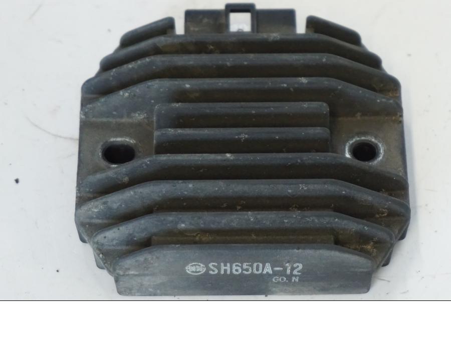 Vänster sida på Likriktare från en Kawasaki ZR-7 -2001 motorcykel.